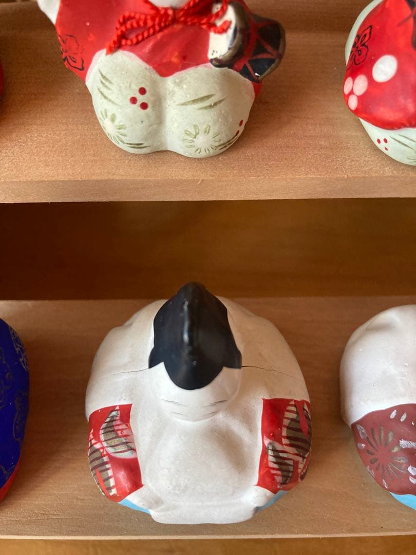 アンティーク　古い小さい土雛　15体と犬筥　雛壇