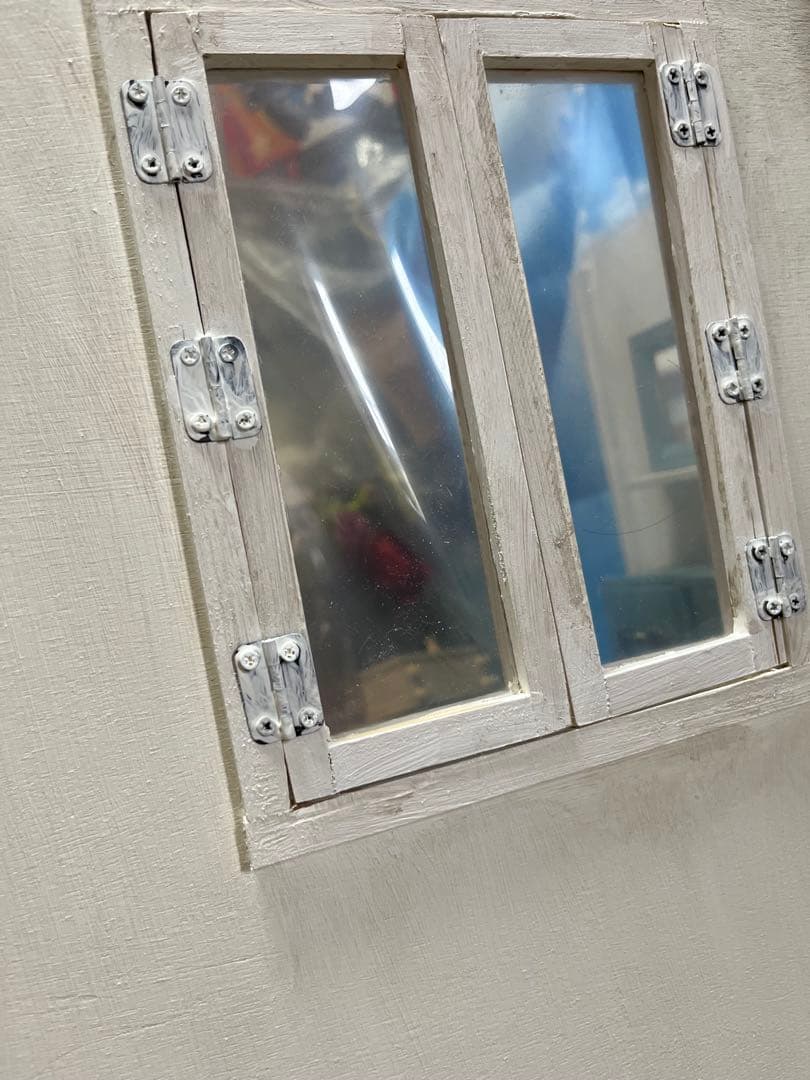 木製　ドールハウス　お花、素敵なライトがあるお部屋　背景ボードにもティアラ