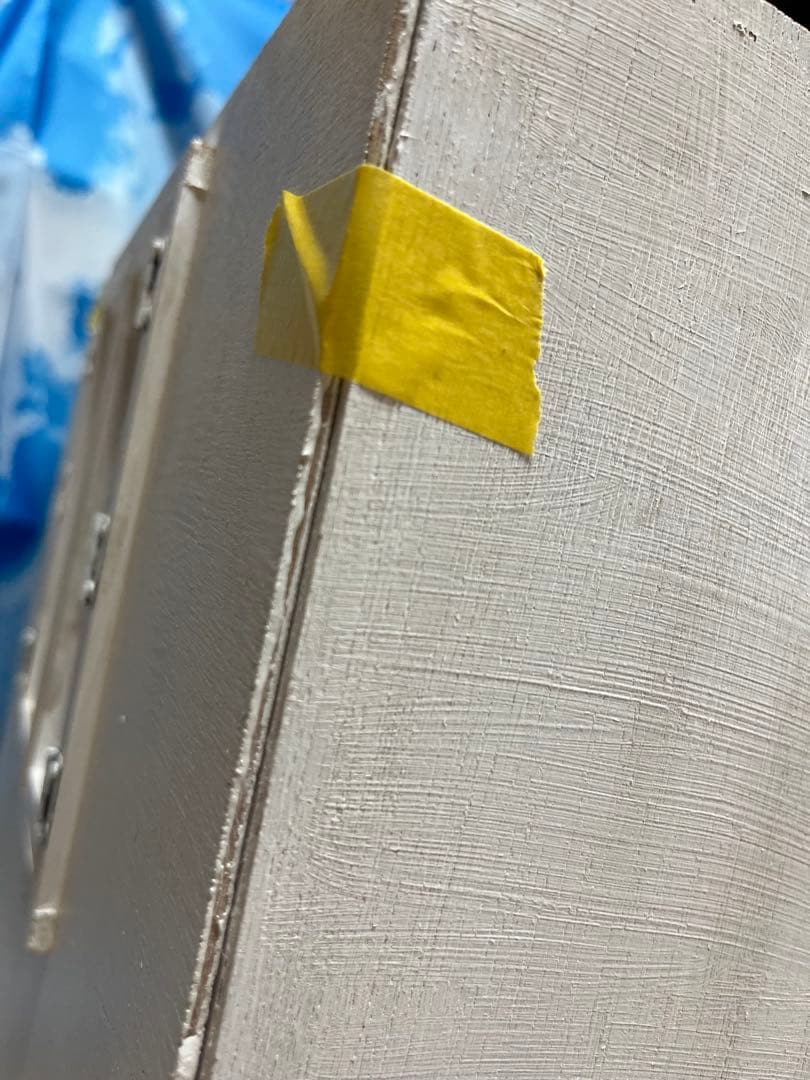 木製　ドールハウス　お花、素敵なライトがあるお部屋　背景ボードにもティアラ