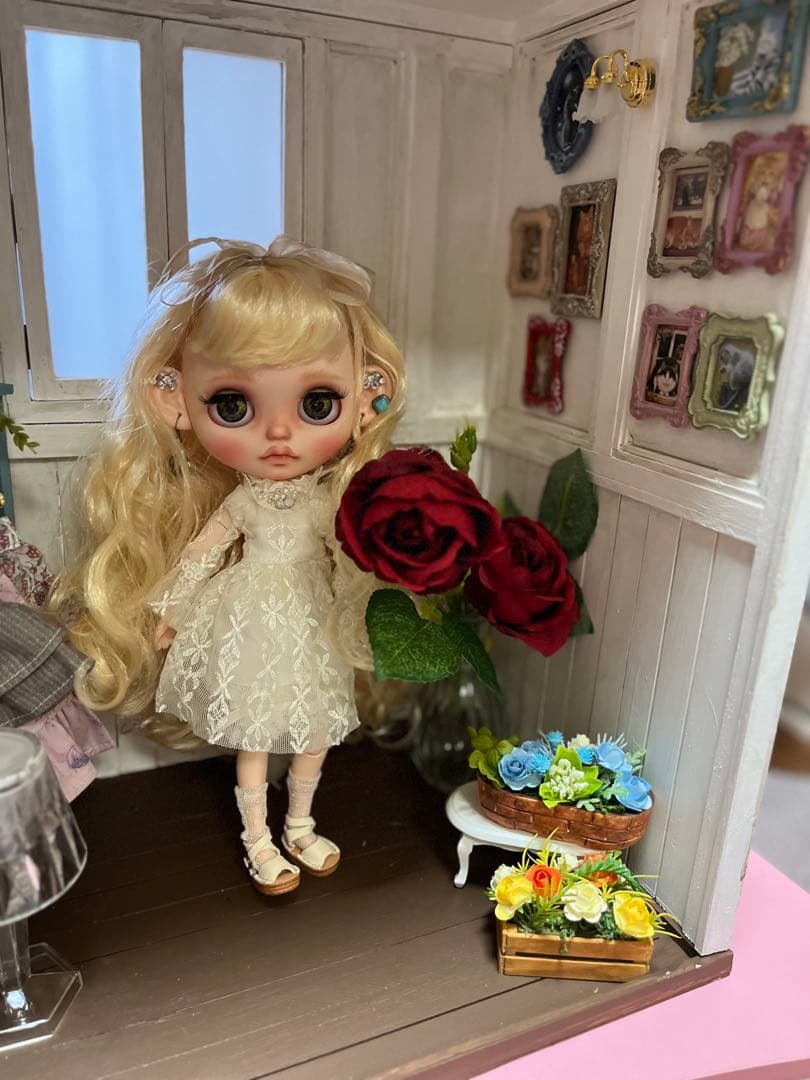木製　ドールハウス　お花、素敵なライトがあるお部屋　背景ボードにもティアラ