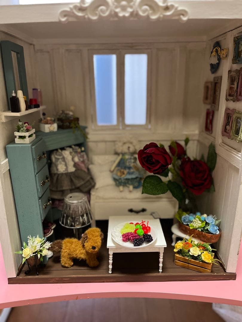 木製　ドールハウス　お花、素敵なライトがあるお部屋　背景ボードにもティアラ
