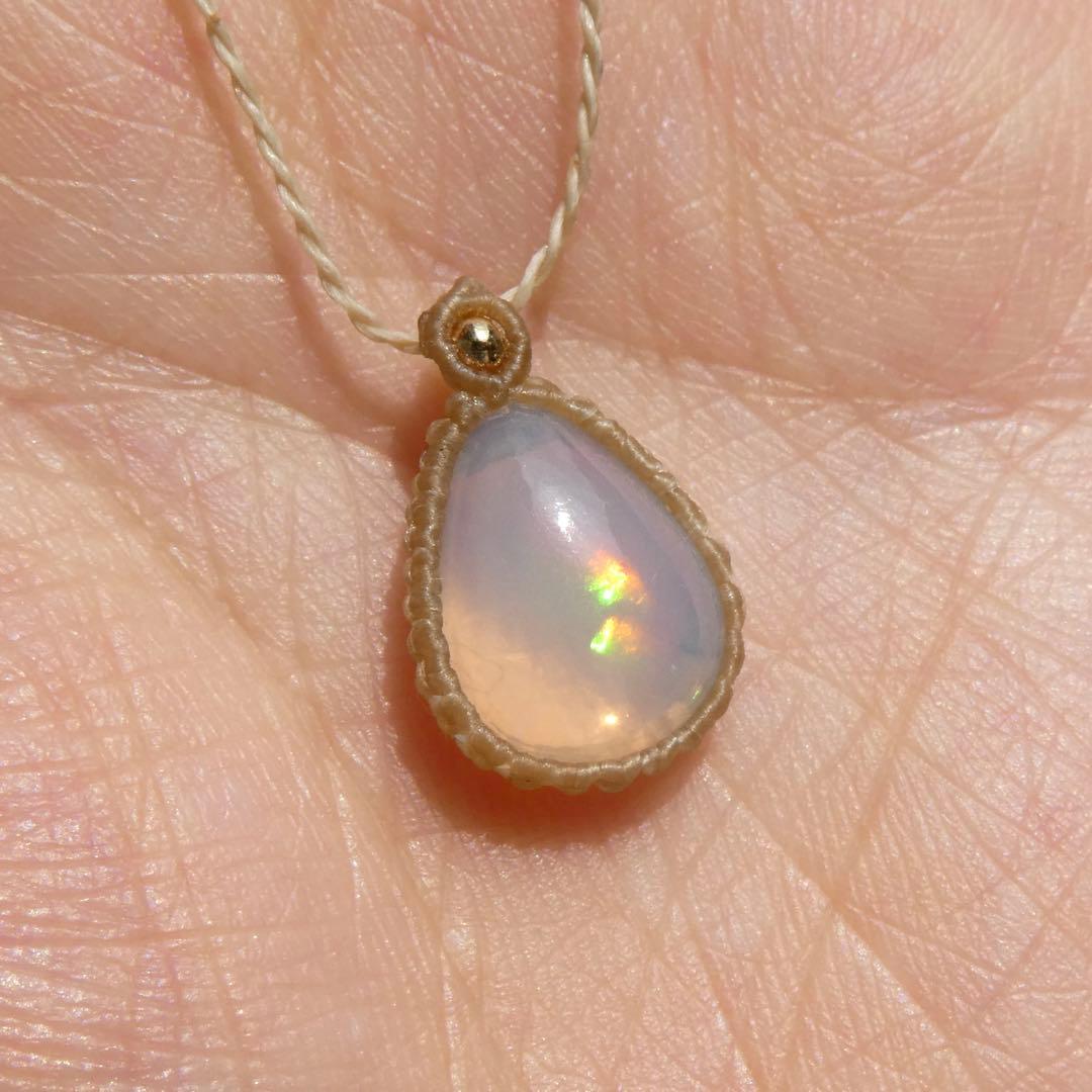 大粒オパールのマクラメネックレス