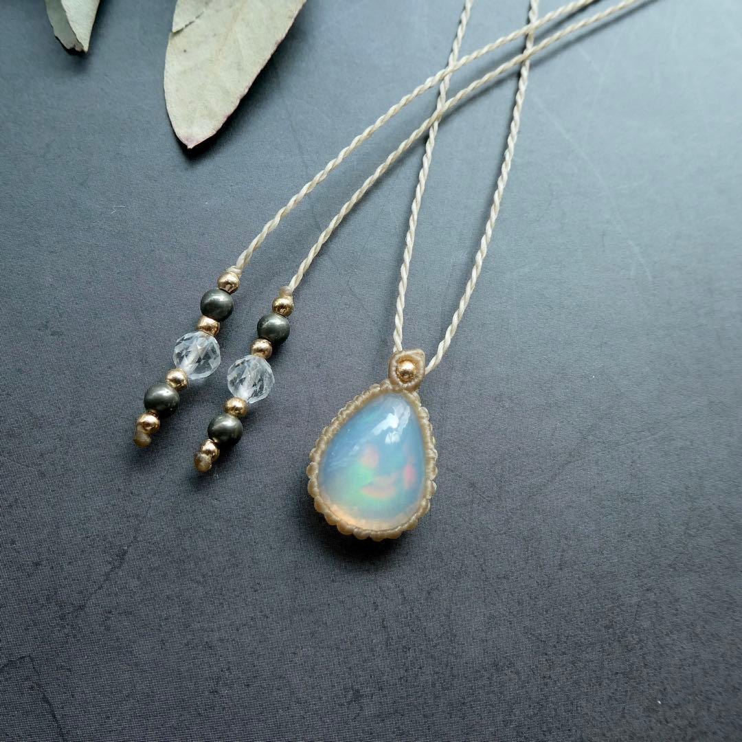 大粒オパールのマクラメネックレス
