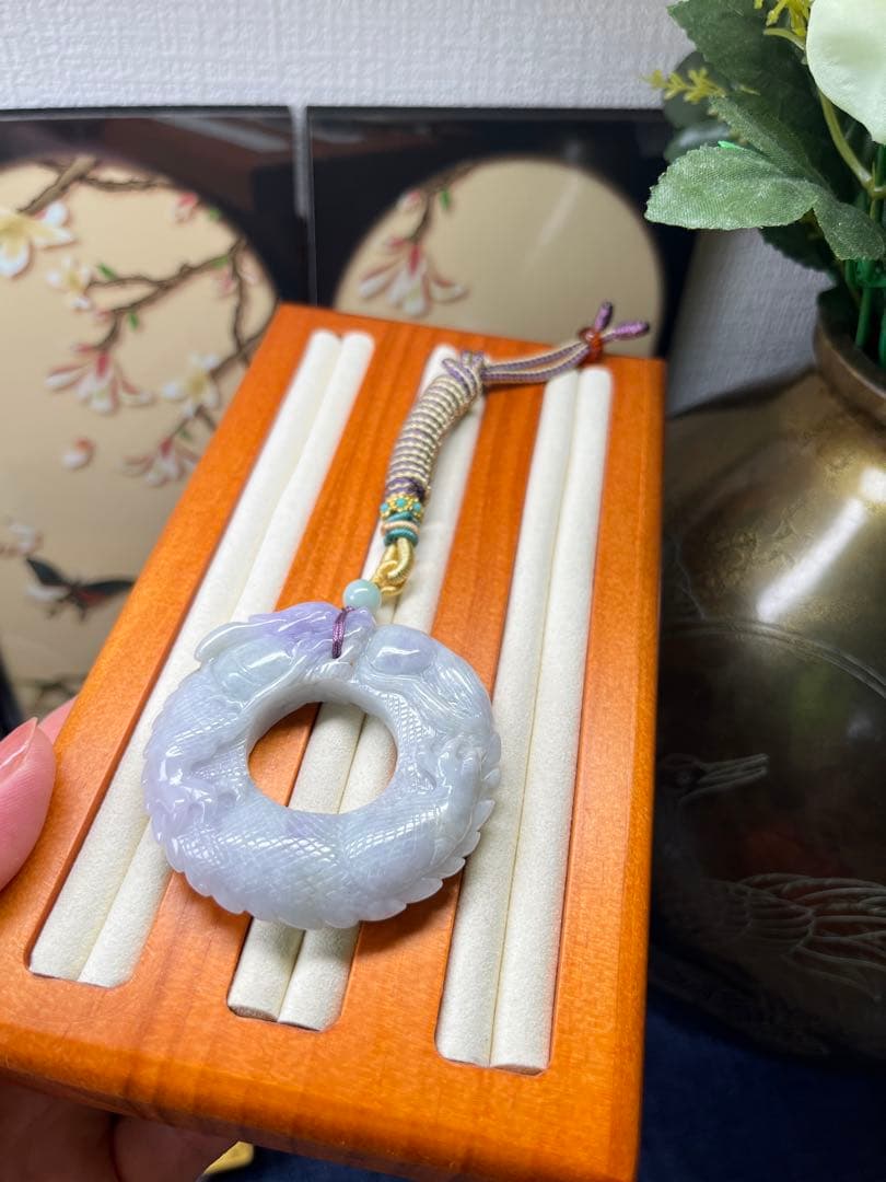 新入荷❣️天然A貨翡翠　厚重感有り、ラベンダー開運飛龍の龍環ネックレス　鑑定書付き