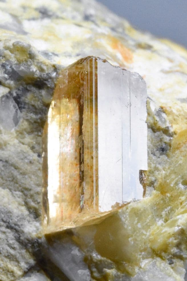 パキスタン カトラン産 ピンクトパーズ原石 母岩付き2