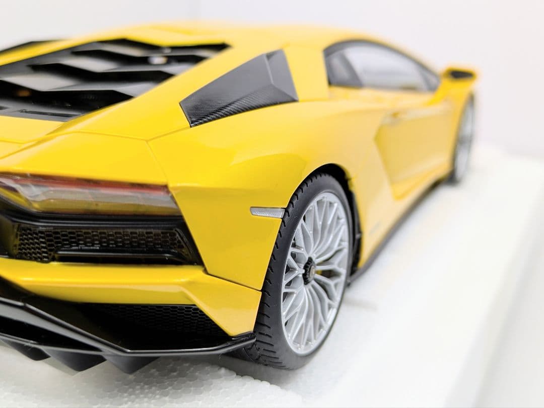 ミニカー 1/18 オートアート ランボルギーニ アヴェンタドール S イエロー