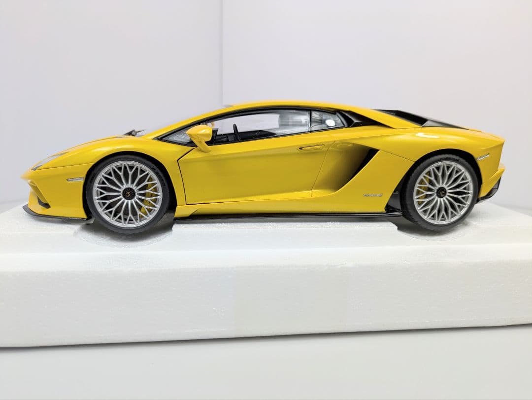 ミニカー 1/18 オートアート ランボルギーニ アヴェンタドール S イエロー