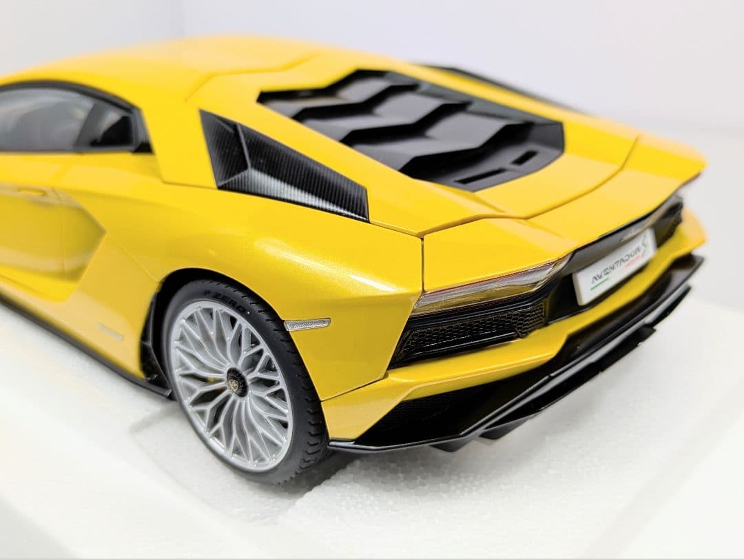 ミニカー 1/18 オートアート ランボルギーニ アヴェンタドール S イエロー