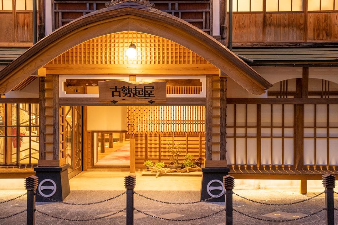 昭和レトロ温泉宿「銀山温泉古勢起屋本館」　着色模型