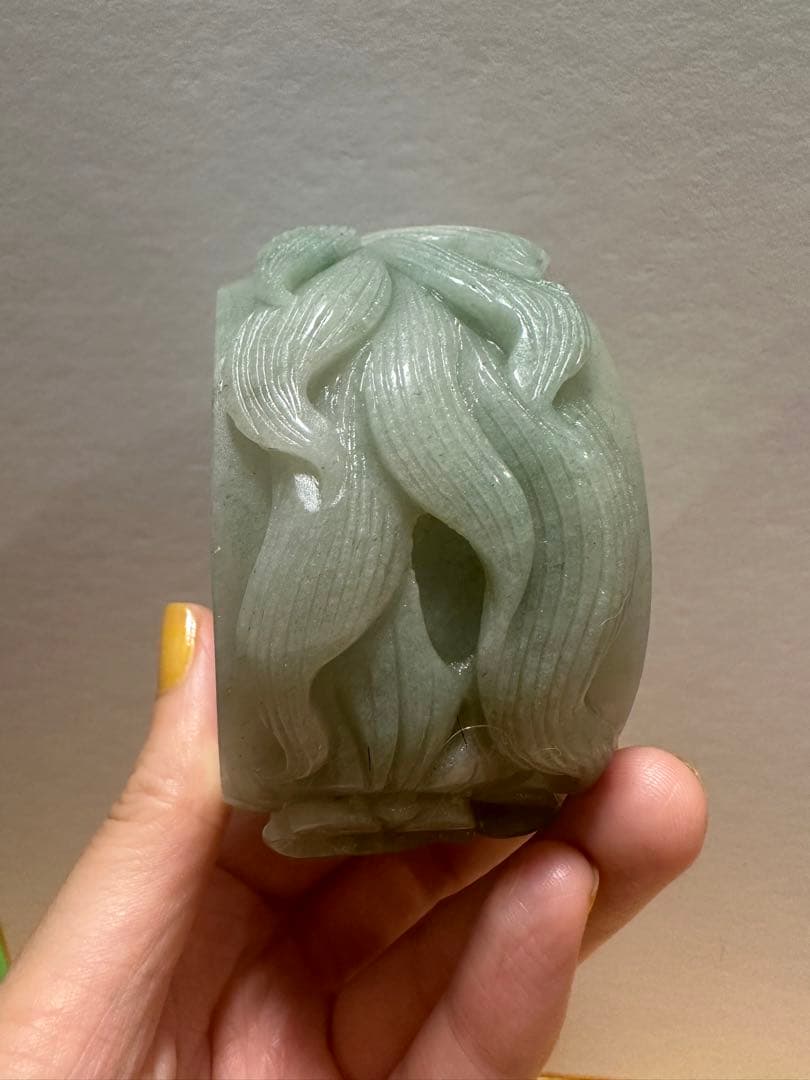 週末セール　九尾狐と牡丹　シャー太翠バングル 天然石　彫刻バングル