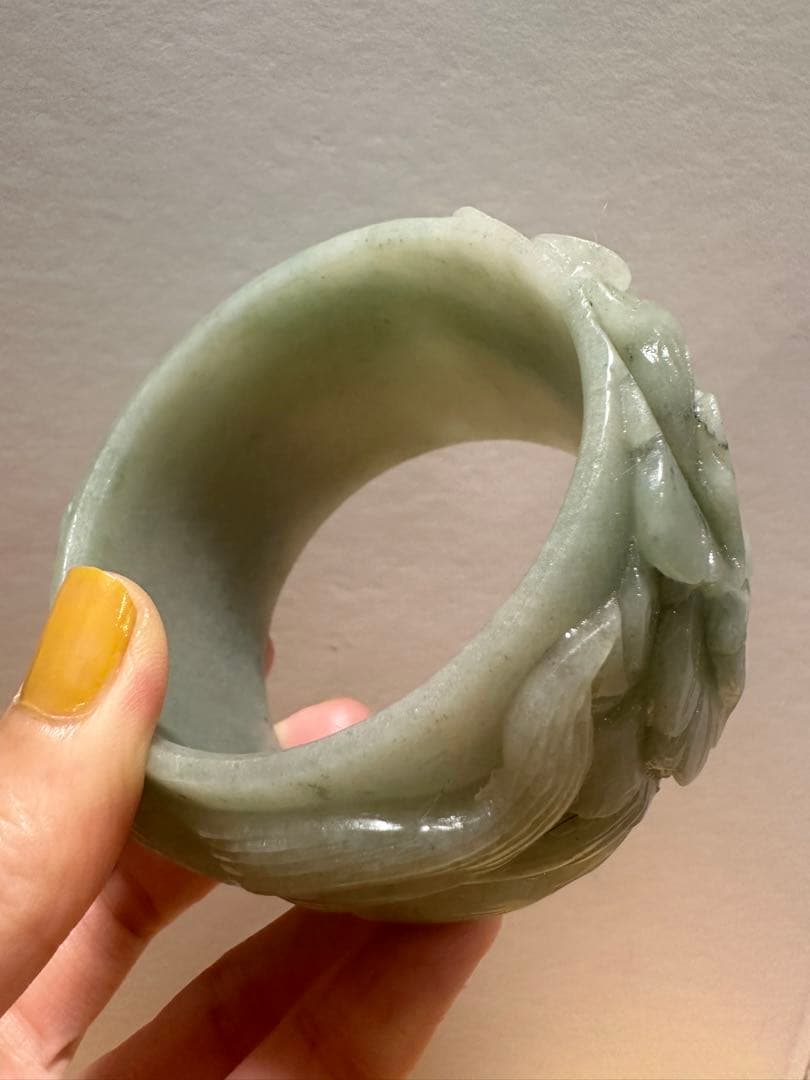 週末セール　九尾狐と牡丹　シャー太翠バングル 天然石　彫刻バングル