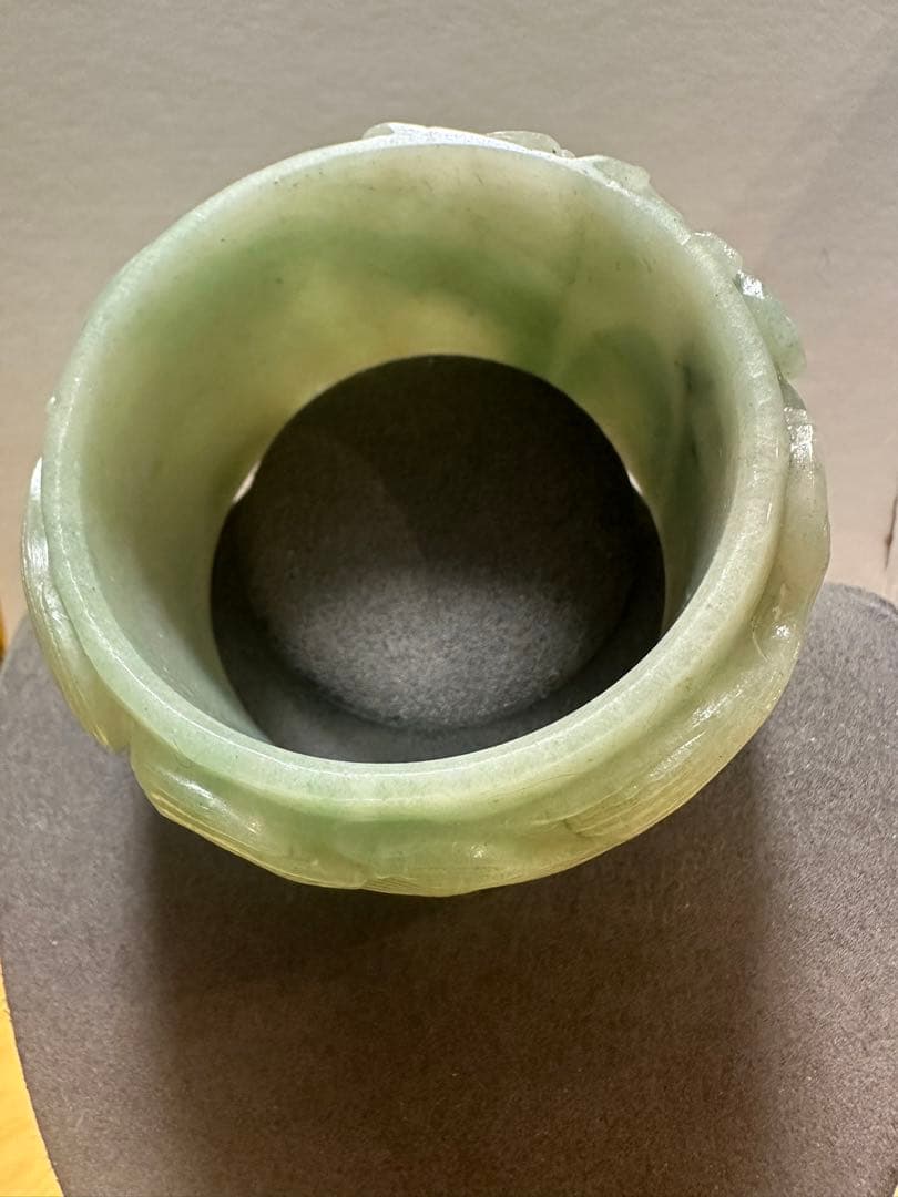 週末セール　九尾狐と牡丹　シャー太翠バングル 天然石　彫刻バングル