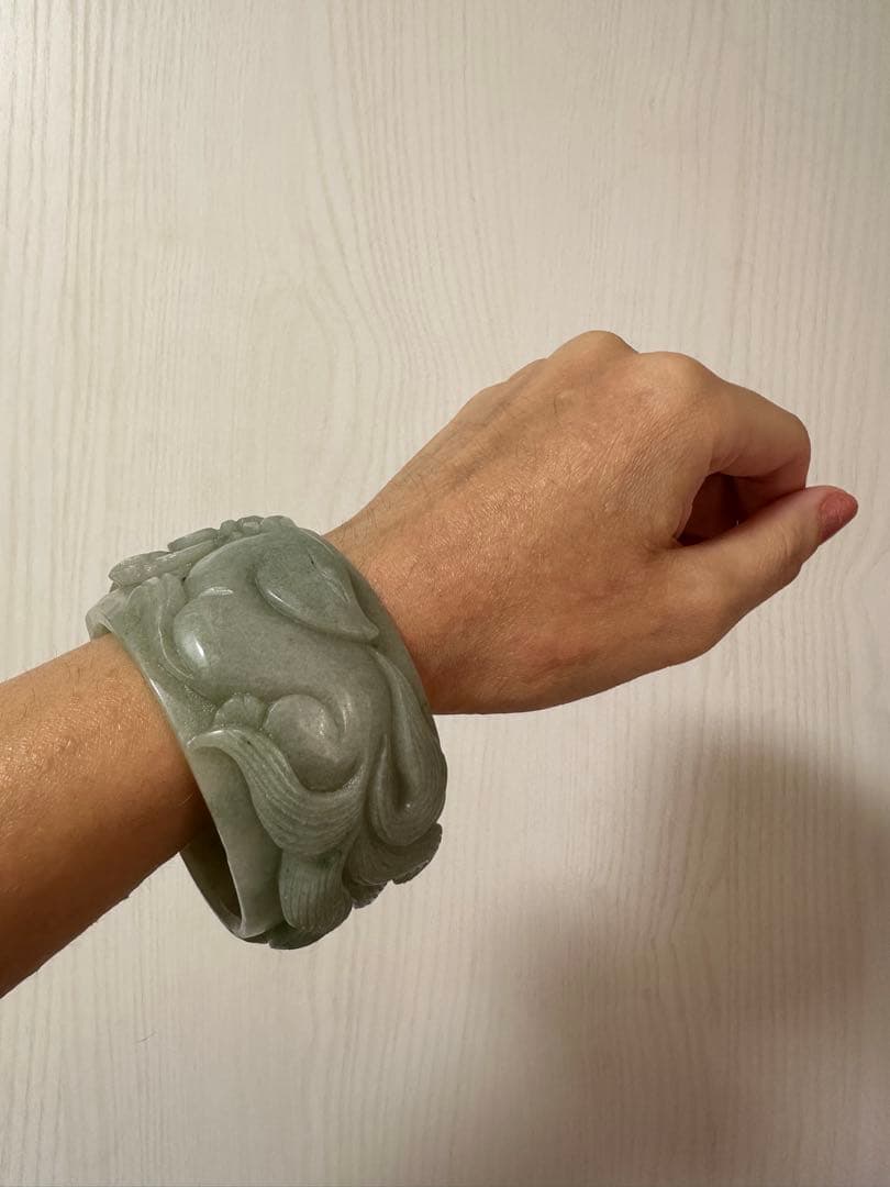 週末セール　九尾狐と牡丹　シャー太翠バングル 天然石　彫刻バングル