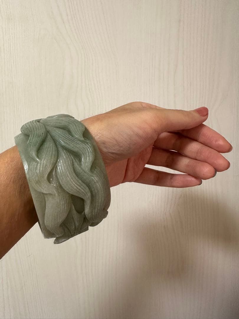 週末セール　九尾狐と牡丹　シャー太翠バングル 天然石　彫刻バングル