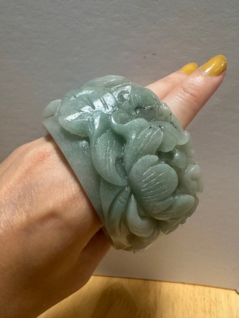 週末セール　九尾狐と牡丹　シャー太翠バングル 天然石　彫刻バングル