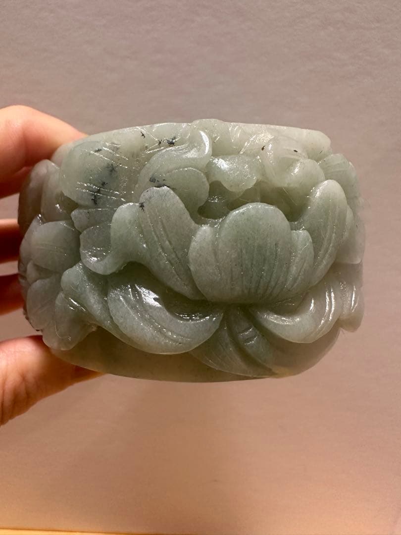 週末セール　九尾狐と牡丹　シャー太翠バングル 天然石　彫刻バングル