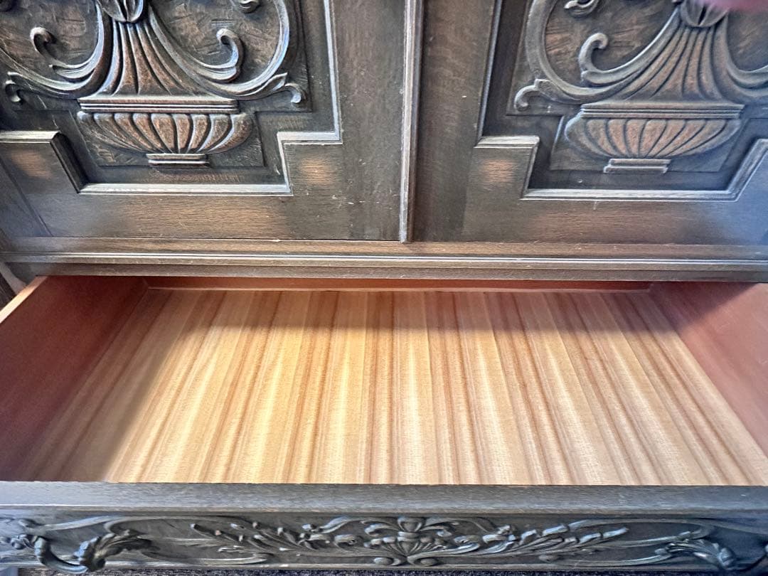 ユウカ✝️ミドリのシャワーシーズン募集中　彫刻装飾の収納家具