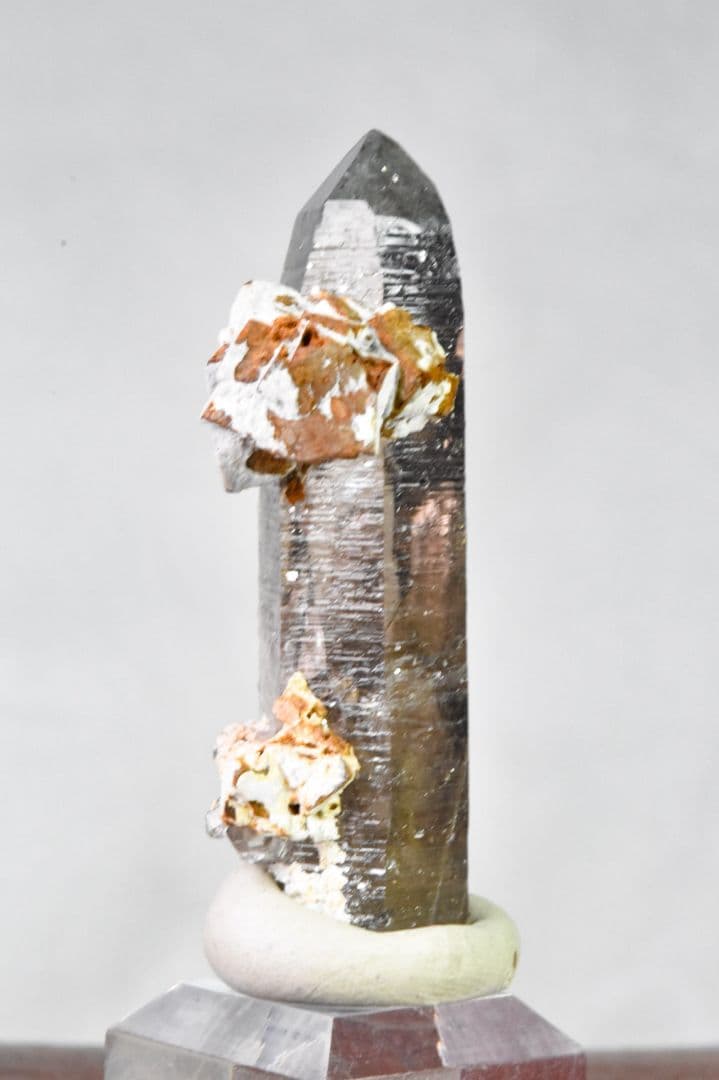 パキスタン スカルドゥAshopi産 いろいろ付いたクリアなスモーキークォーツ