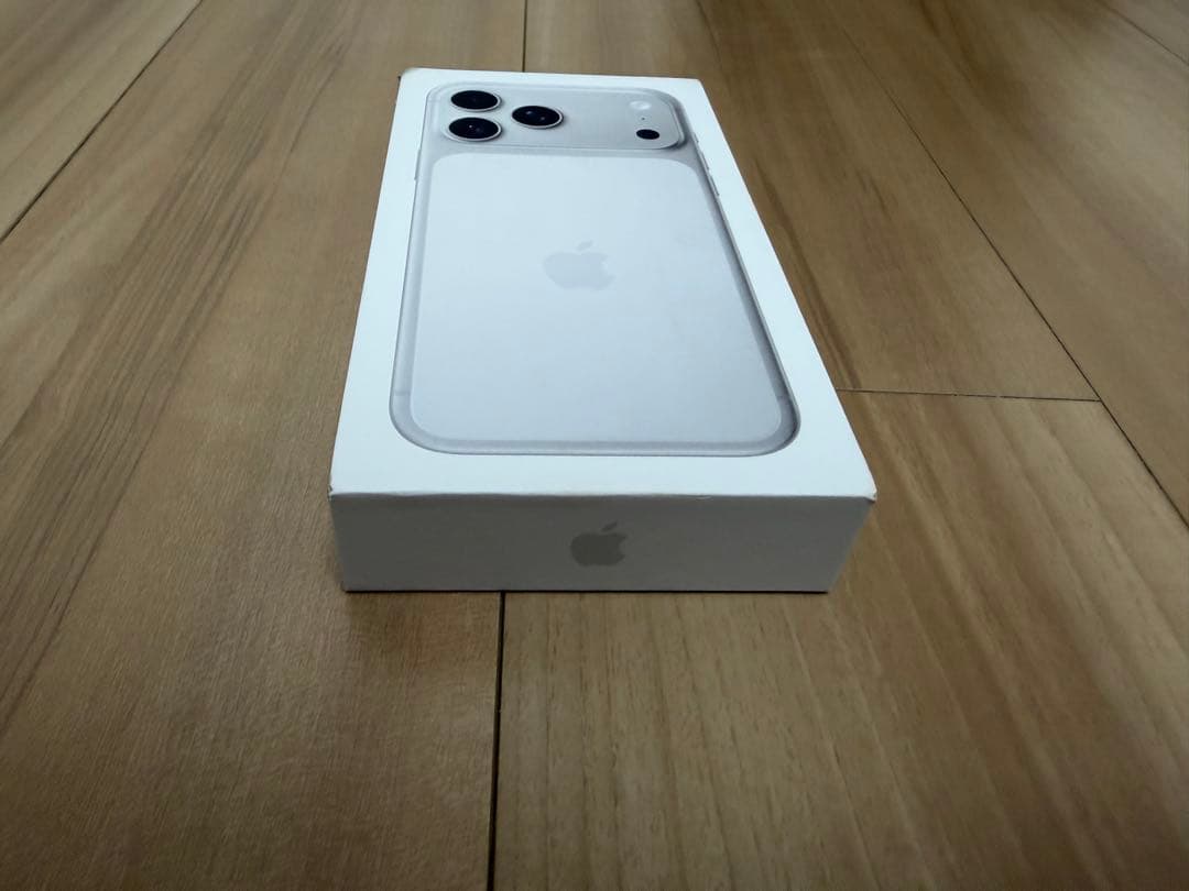 【未開封だが箱に汚れ】iPhone17 pro max 256G 本体　シルバー