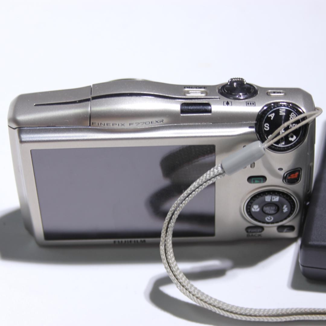 FUJIFILM FinePix F770EXR シルバー ボディ　動作品