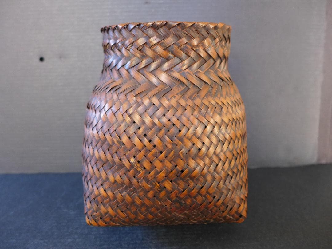 時代物　明治大正期頃　陶磁器花瓶入り　華籠　趣がある竹細工　華道　骨董