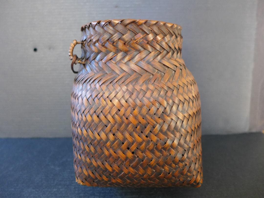 時代物　明治大正期頃　陶磁器花瓶入り　華籠　趣がある竹細工　華道　骨董