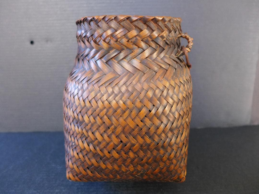 時代物　明治大正期頃　陶磁器花瓶入り　華籠　趣がある竹細工　華道　骨董