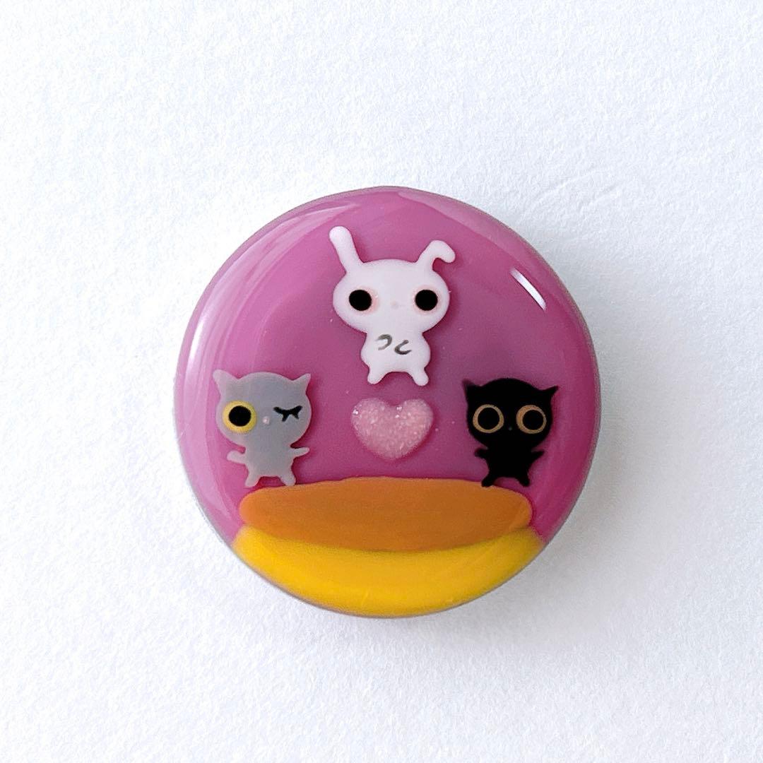 手描き　プリンの上で踊る3子　ヘアゴム　ブローチ　レジン　猫　うさぎ