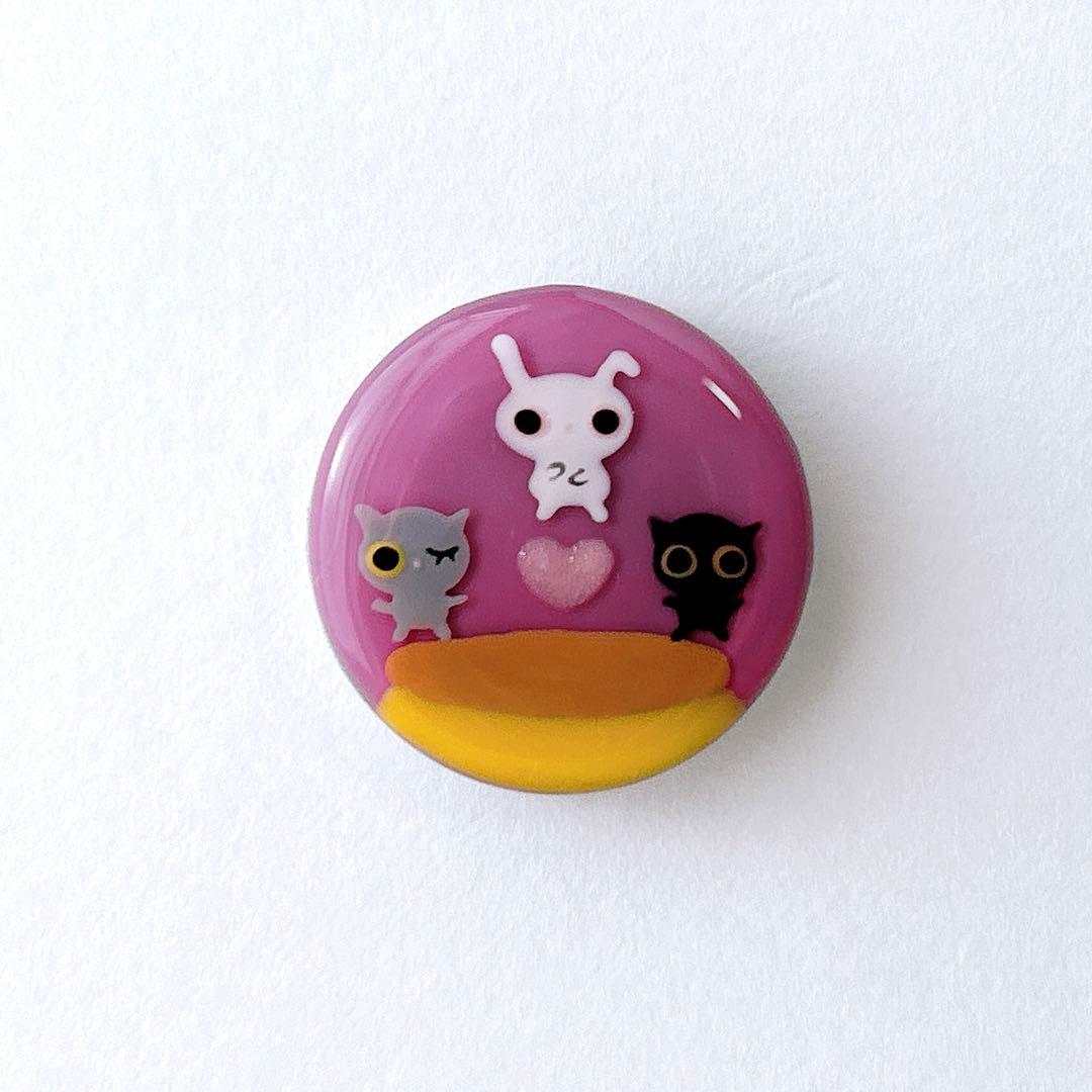 手描き　プリンの上で踊る3子　ヘアゴム　ブローチ　レジン　猫　うさぎ