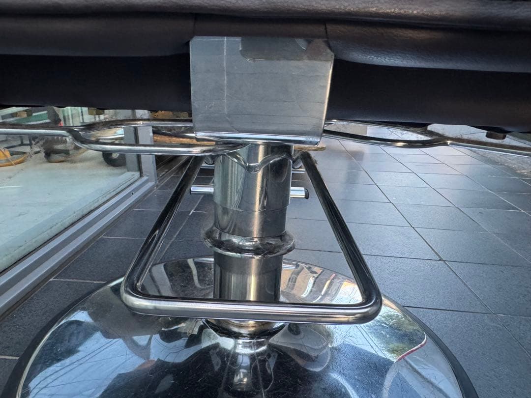 2台在庫あり　美容室　スタイリングチェア　ビューティガレージ ス 回転式チェア