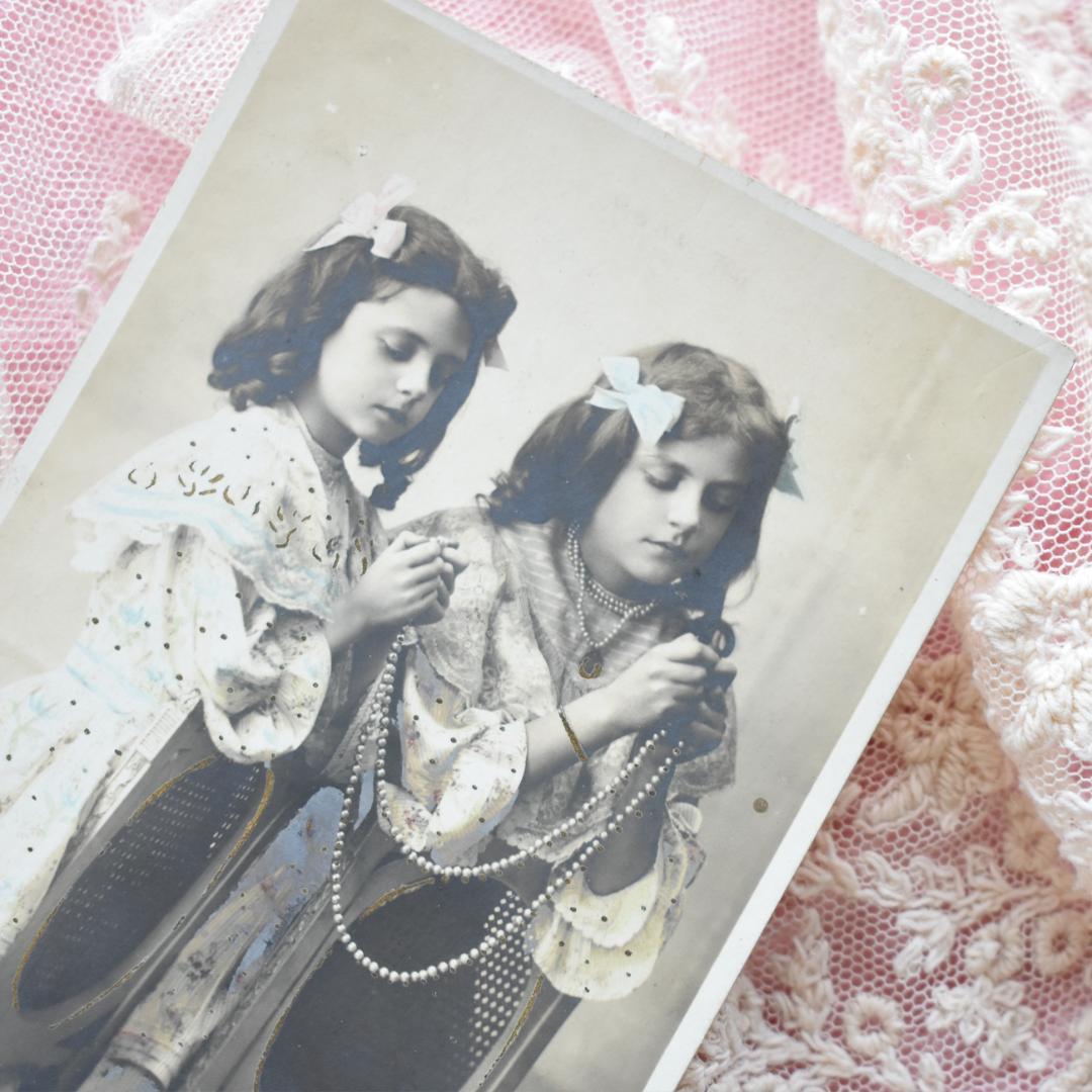 アンティークポストカード　ロザリオに祈る少女たち