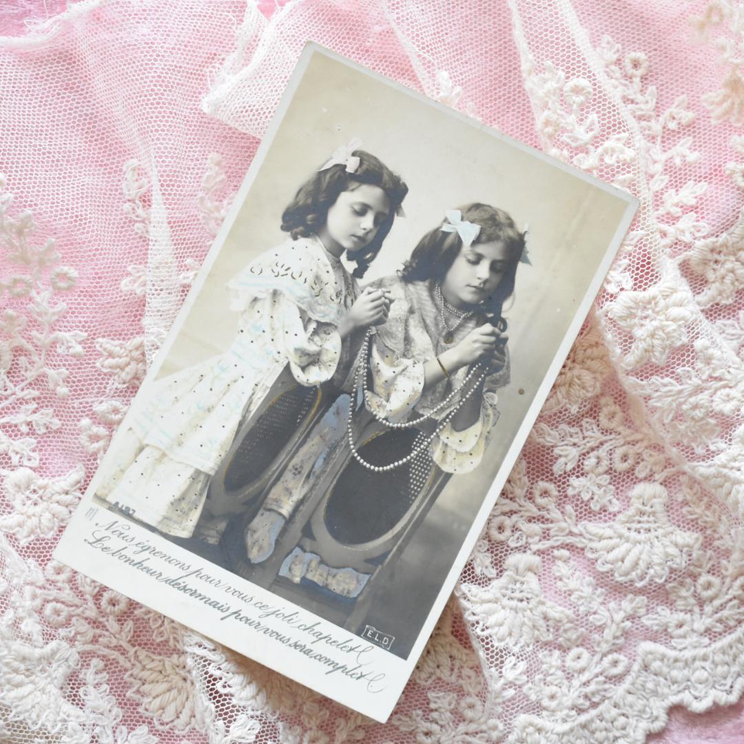 アンティークポストカード　ロザリオに祈る少女たち