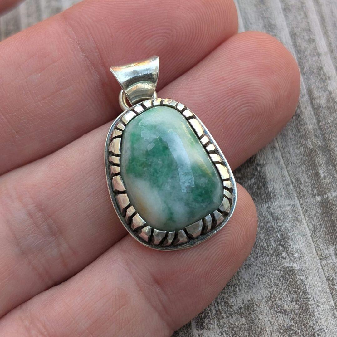 ハンドメイドの翡翠ネックレストップ　インディアンジュエリー風　オールハンドメイド