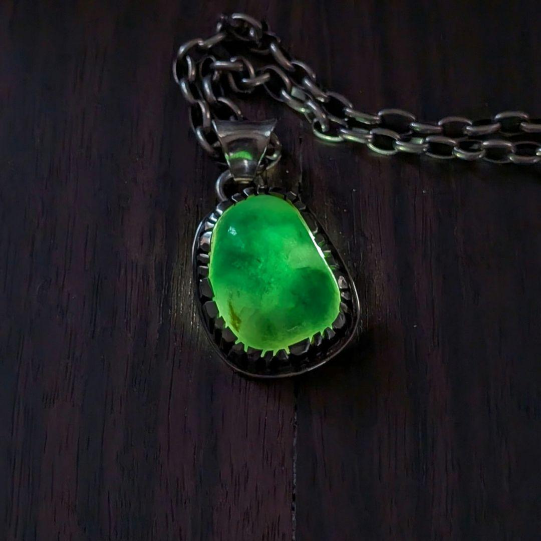 ハンドメイドの翡翠ネックレストップ　インディアンジュエリー風　オールハンドメイド