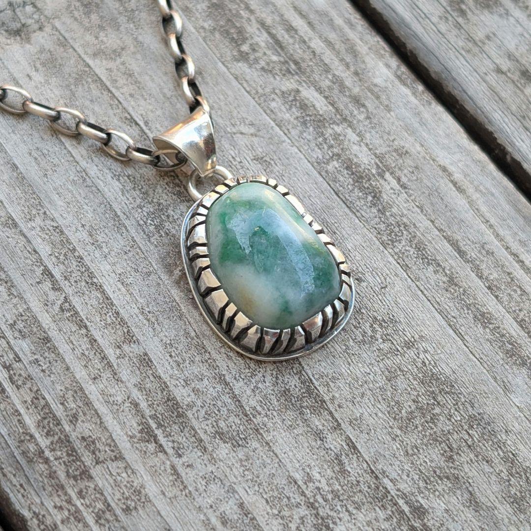 ハンドメイドの翡翠ネックレストップ　インディアンジュエリー風　オールハンドメイド