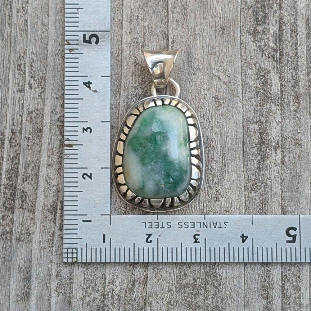 ハンドメイドの翡翠ネックレストップ　インディアンジュエリー風　オールハンドメイド