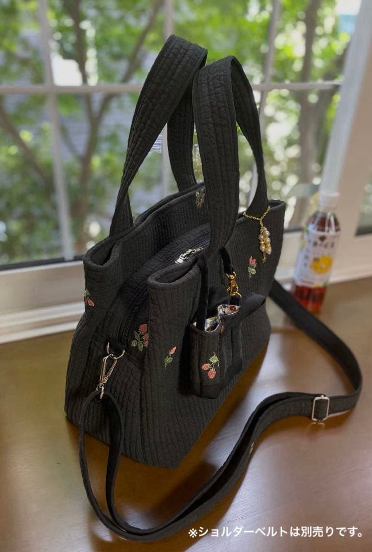 ブラック×いちご　3ルームズバッグ　ヌビバッグ　ハンドメイド