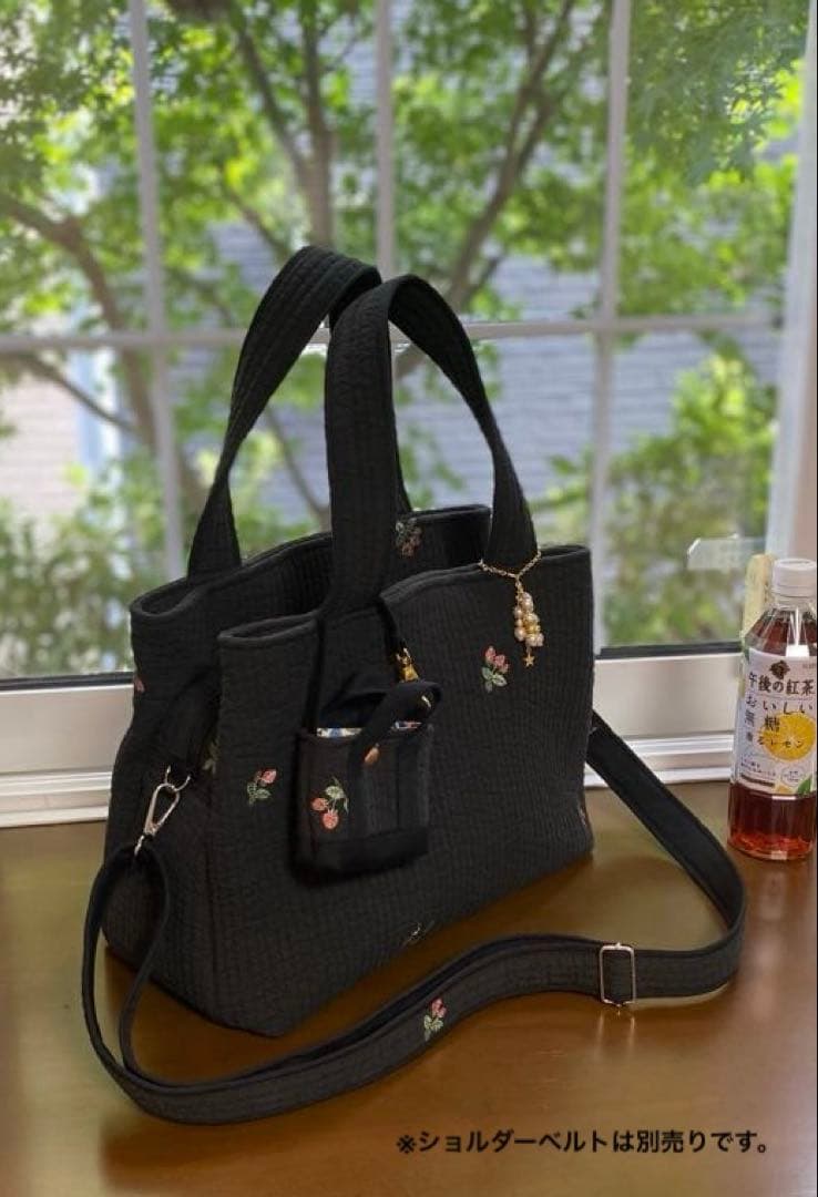 ブラック×いちご　3ルームズバッグ　ヌビバッグ　ハンドメイド