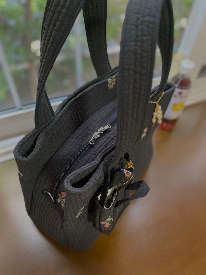 ブラック×いちご　3ルームズバッグ　ヌビバッグ　ハンドメイド