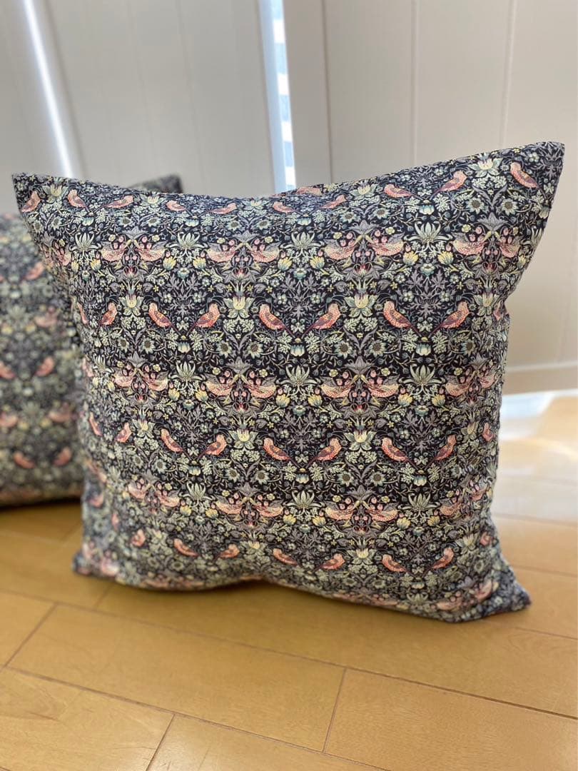 リバティ　ウィリアム・モリス　イチゴ泥棒　キルティング　クッションカバー