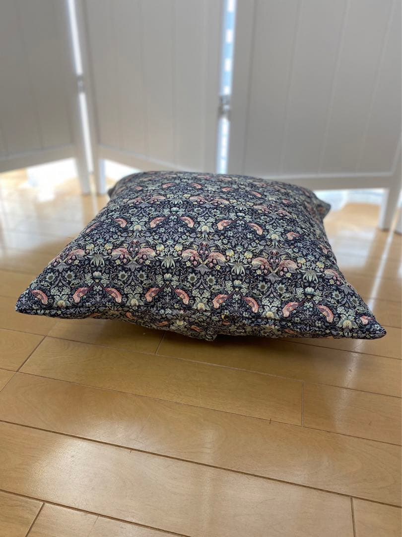 リバティ　ウィリアム・モリス　イチゴ泥棒　キルティング　クッションカバー