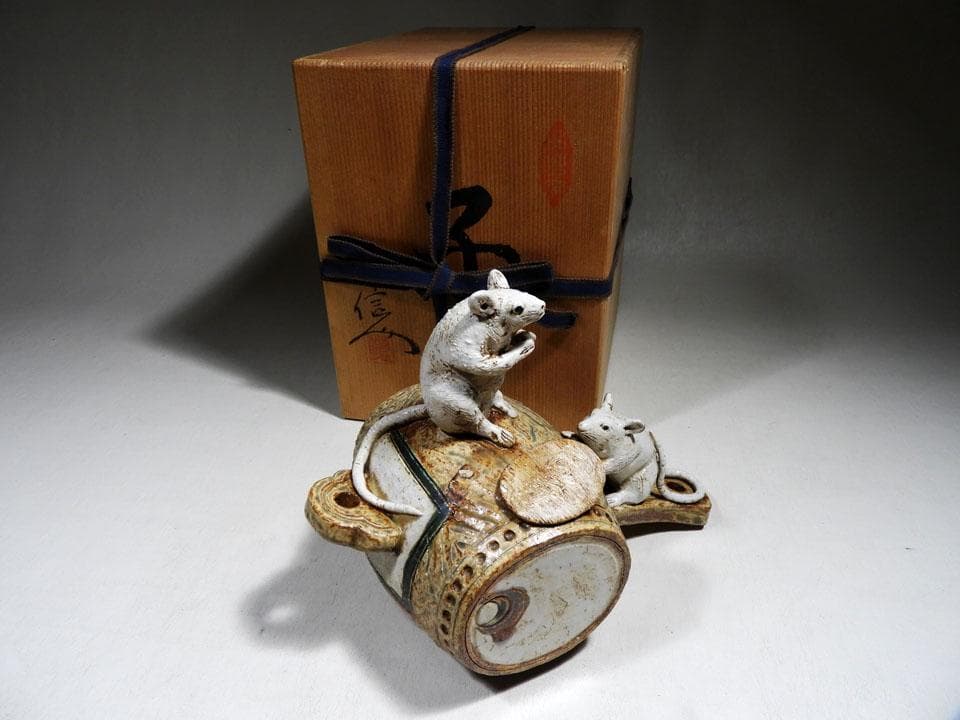 ●瀬戸焼名工 加藤進 (号 信人) 子 小槌に鼠と小判 正月にも 共布 共箱