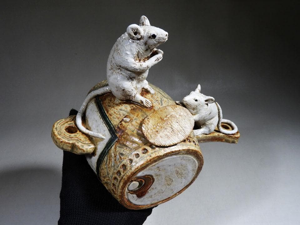 ●瀬戸焼名工 加藤進 (号 信人) 子 小槌に鼠と小判 正月にも 共布 共箱