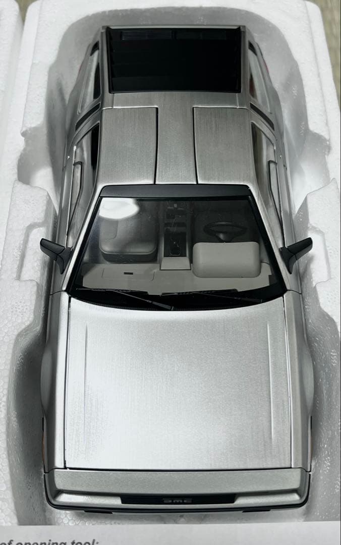 AUTOart 1/18 デロリアン DMC-12 サテンシルバー 完成品