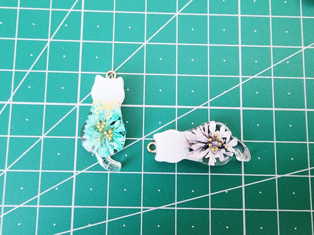 ハンドメイド チャーム パーツ 猫 白猫 黒猫 約300個セット