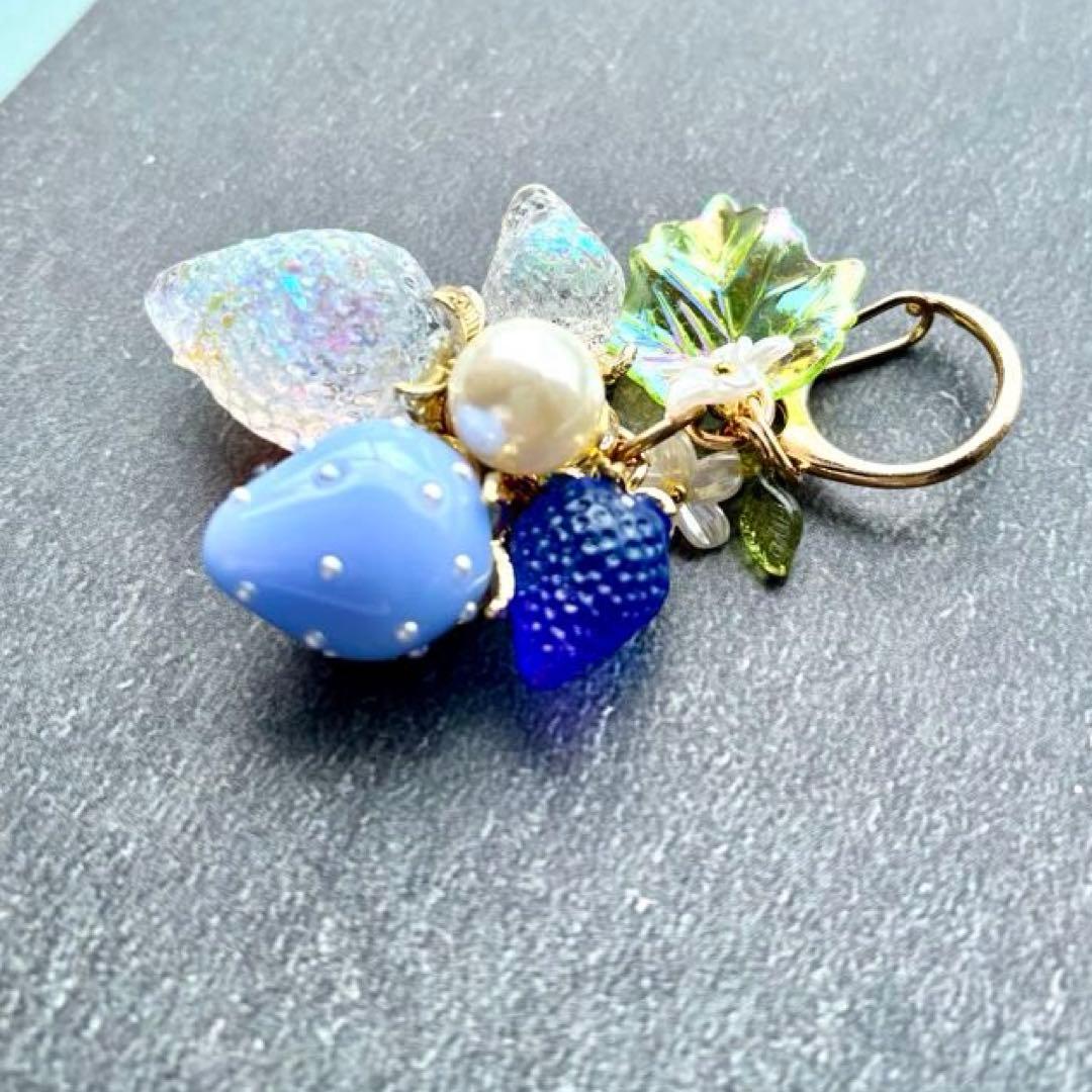 レジンキーホルダー　苺　ホログラム・ブルー　ハンドメイド