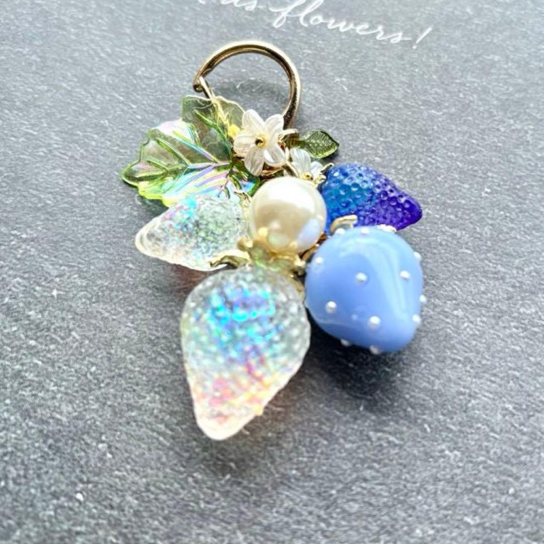 レジンキーホルダー　苺　ホログラム・ブルー　ハンドメイド