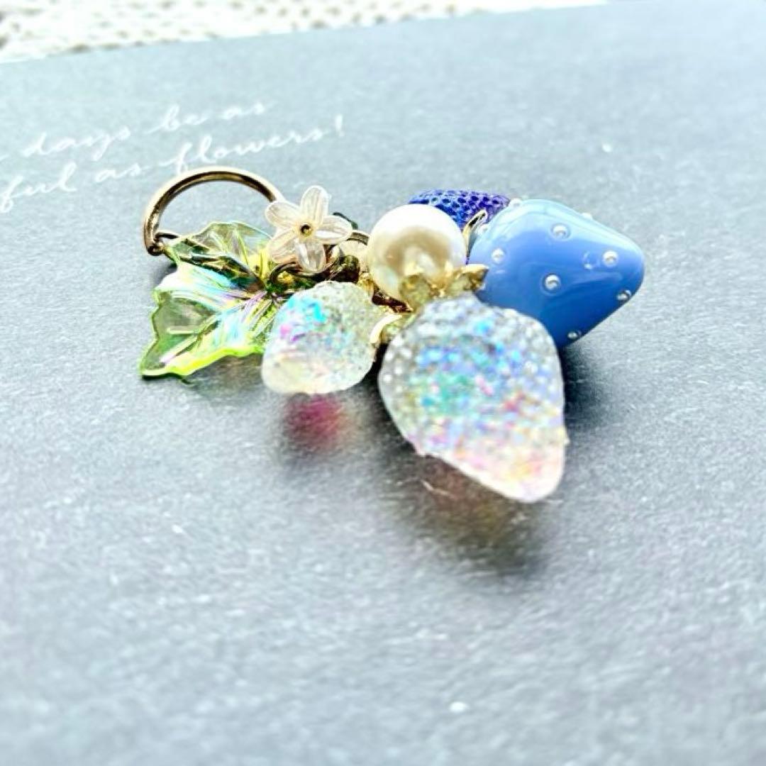 レジンキーホルダー　苺　ホログラム・ブルー　ハンドメイド