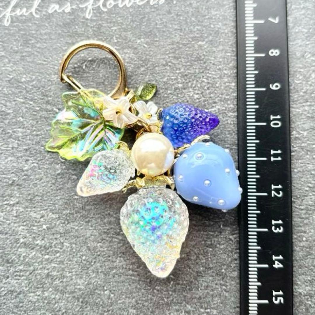 レジンキーホルダー　苺　ホログラム・ブルー　ハンドメイド