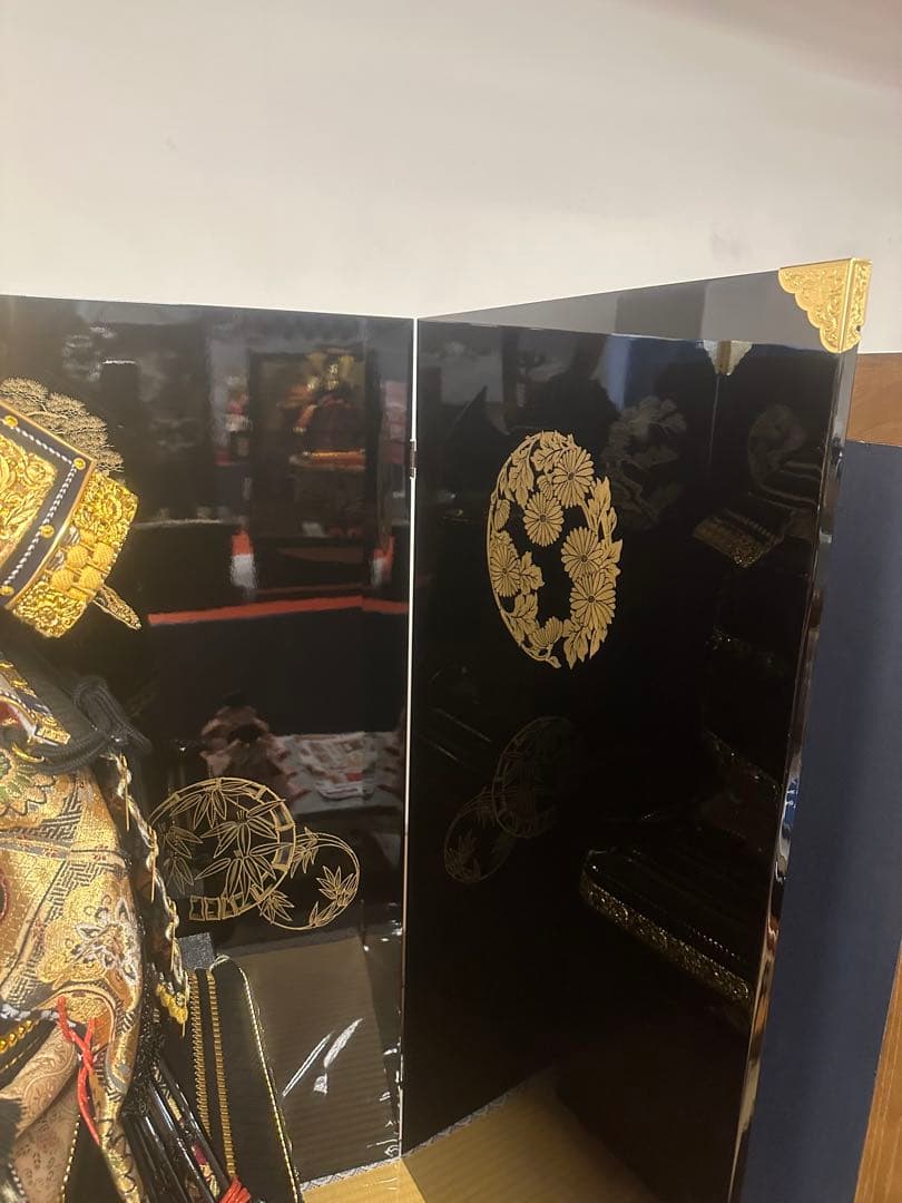 五月人形 鎧飾り 豪華兜鎧一式 金装飾 黒屏風付き 端午の節句 新品未使用